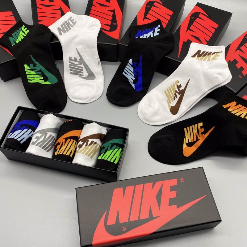 Nike socks (4)