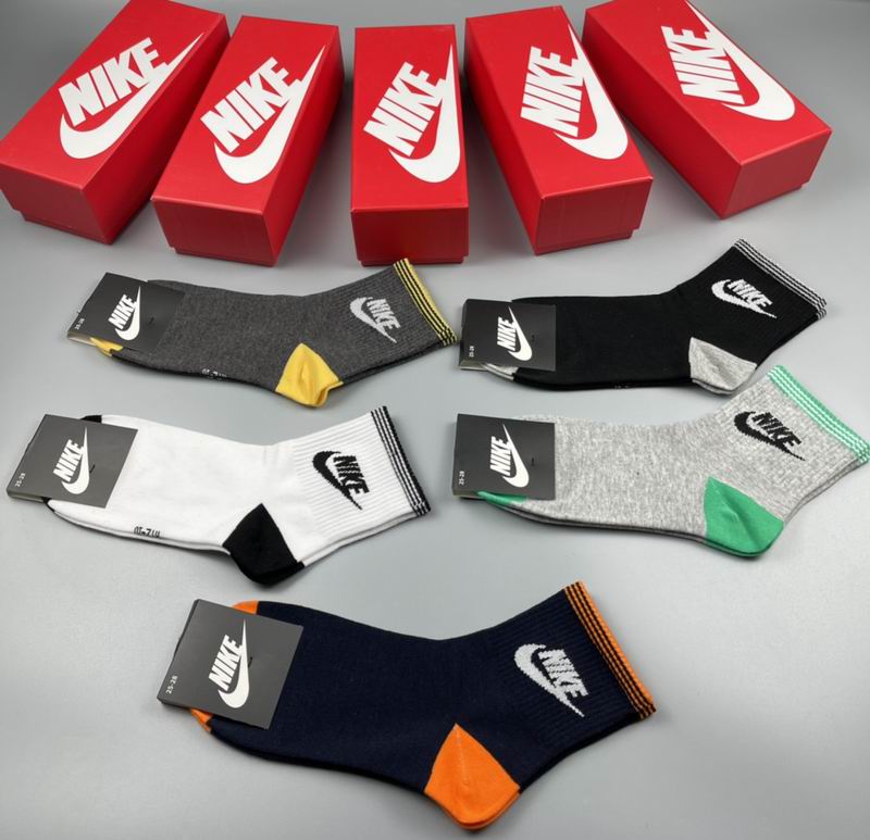 Nike socks (4)