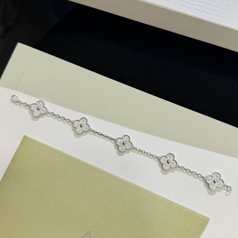 Van Cleef & Arpels bracelet 06yxh01 (1)