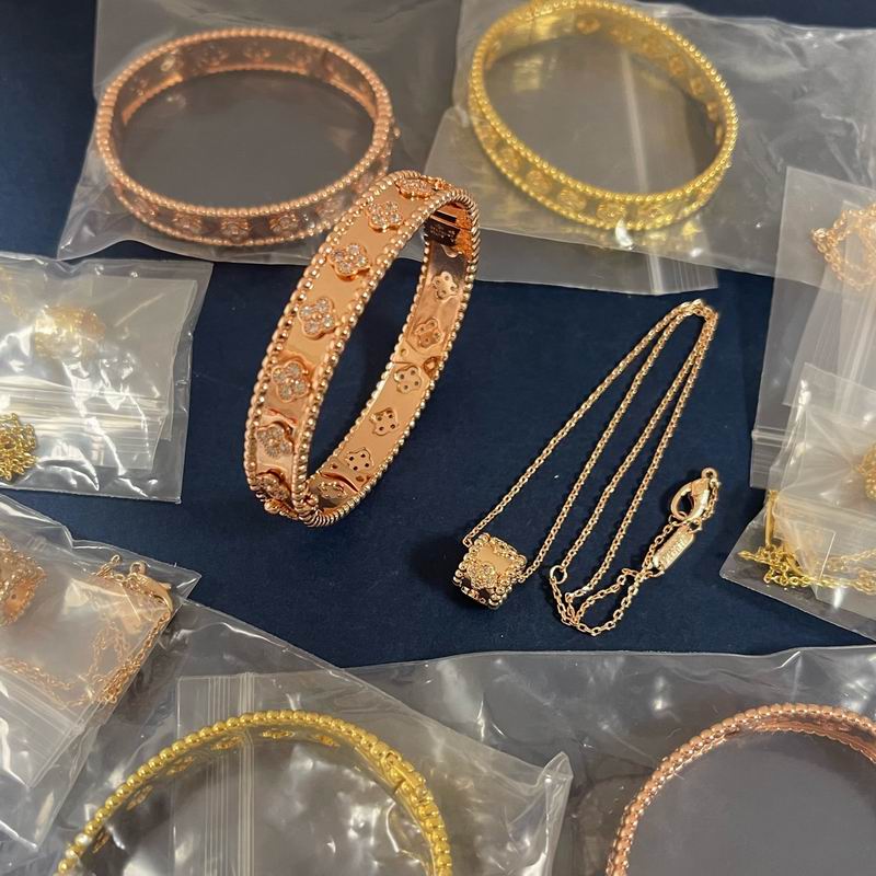 Van Cleef & Arpels bracelet 06yxh02 (2)