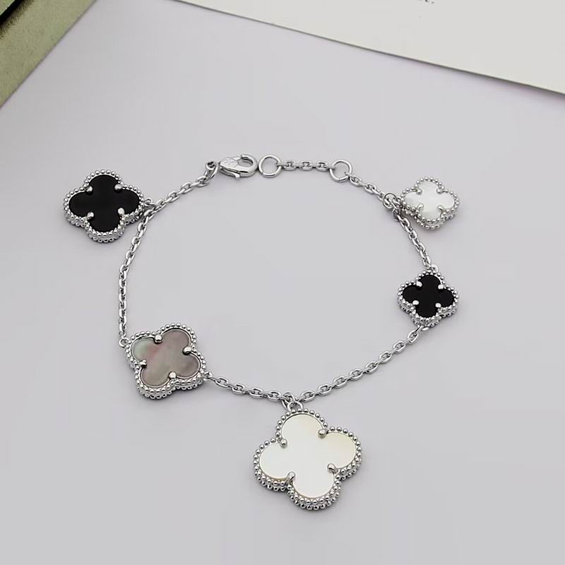 Van Cleef & Arpels bracelet 07yxh01 (2)