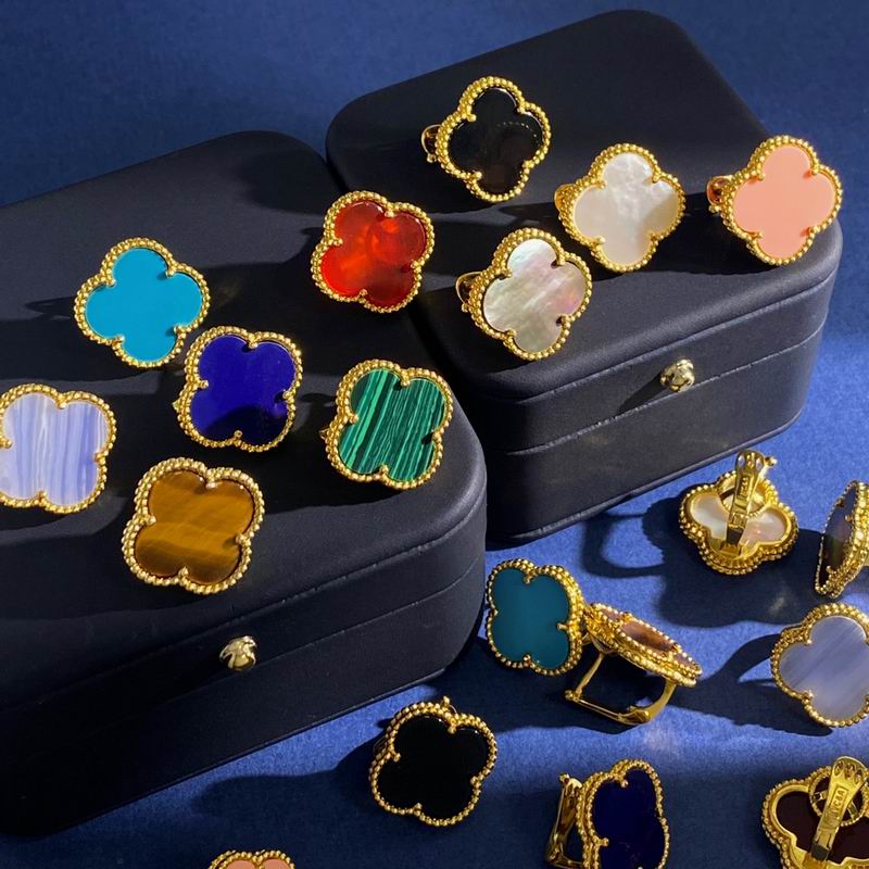 Van Cleef & Arpels earring 05yxh01 (1)