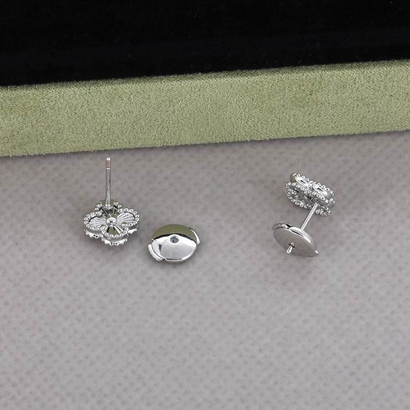 Van Cleef & Arpels earring 05yxh04 (4)