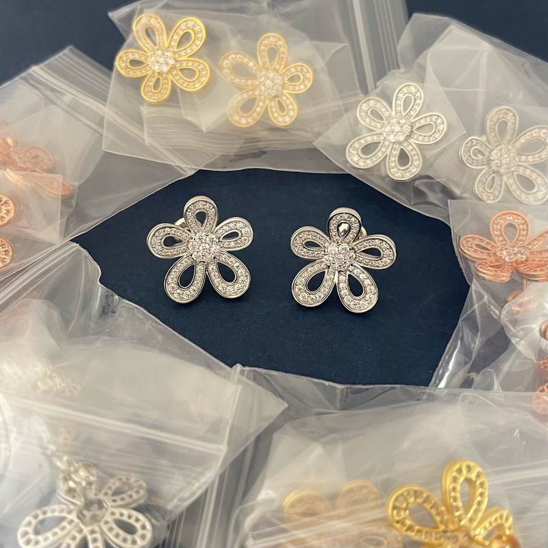 Van Cleef & Arpels earring 06yxh01 (1)