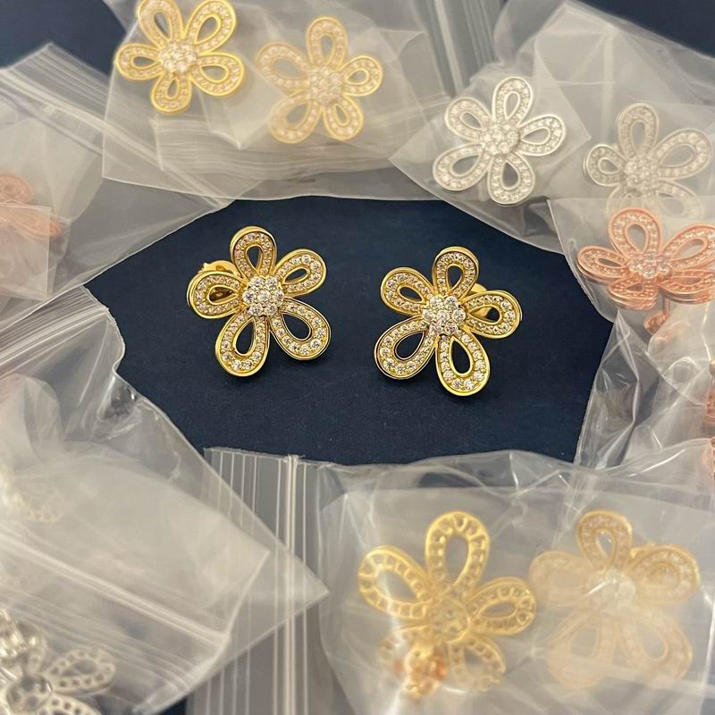 Van Cleef & Arpels earring 06yxh01 (2)