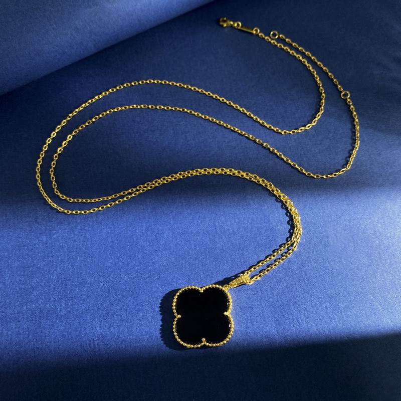 Van Cleef & Arpels necklace 05yxh01 (2)