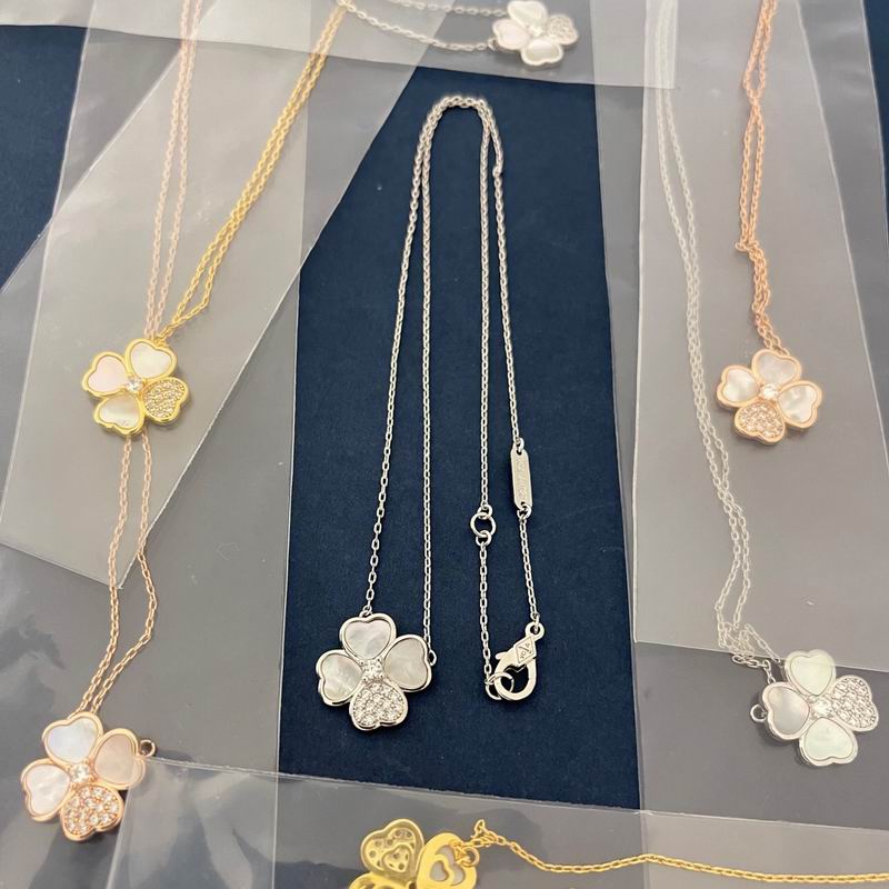 Van Cleef & Arpels necklace 06yxh02 (1)