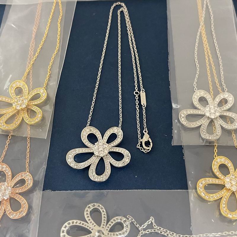 Van Cleef & Arpels necklace 06yxh03 (1)