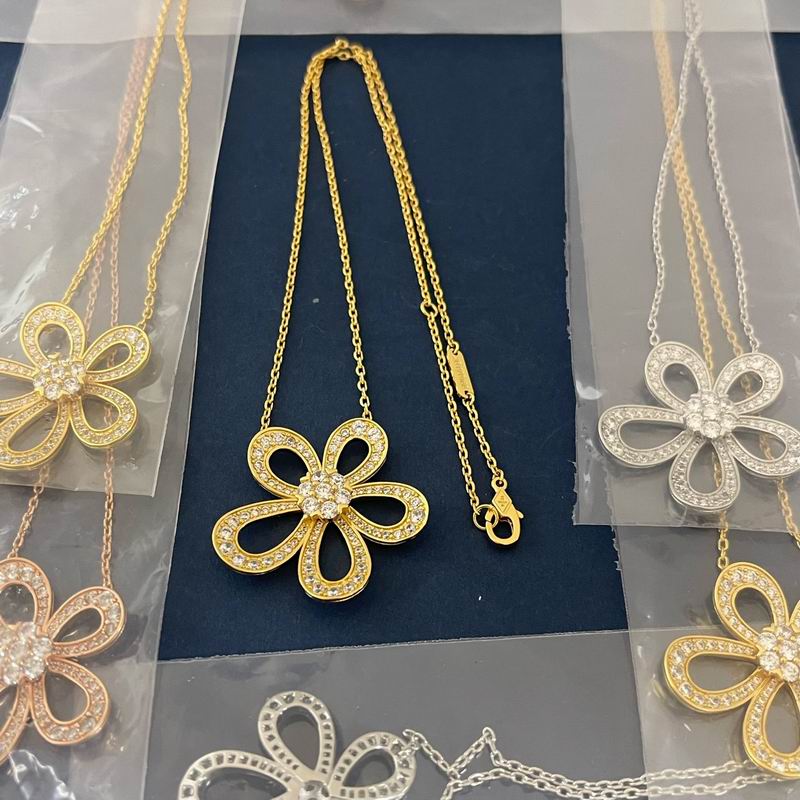 Van Cleef & Arpels necklace 06yxh03 (2)