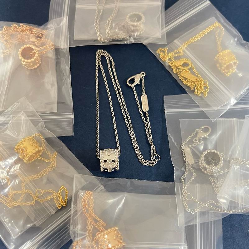 Van Cleef & Arpels necklace 06yxh04 (1)