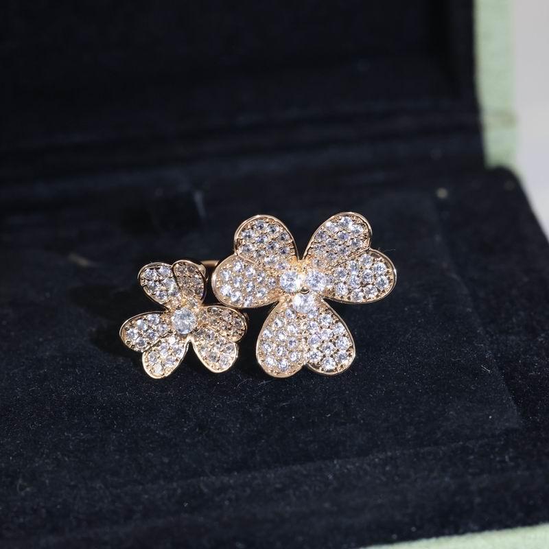 Van Cleef & Arpels ring 04yxh01 (1)