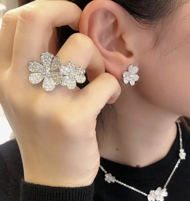 Van Cleef & Arpels ring 04yxh01 (6)