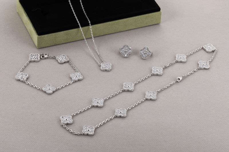 Van Cleef & Arpels suits 05yxh01 (1)