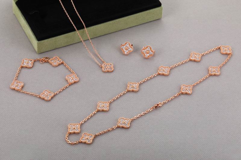 Van Cleef & Arpels suits 05yxh01 (2)