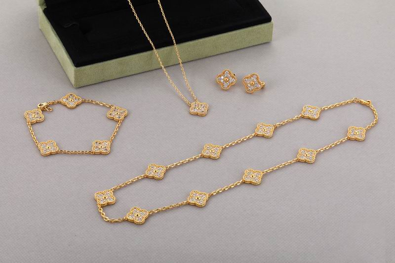 Van Cleef & Arpels suits 05yxh01 (3)