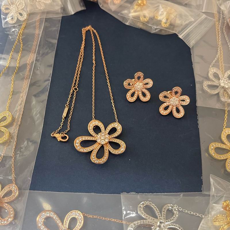 Van Cleef & Arpels suits 06yxh01 (1)