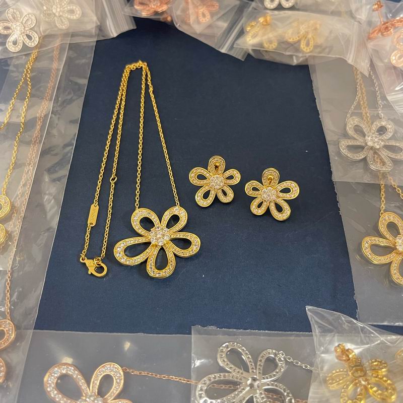 Van Cleef & Arpels suits 06yxh01 (2)