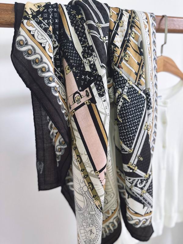 LV Scarf 135X135cm E10 (5)