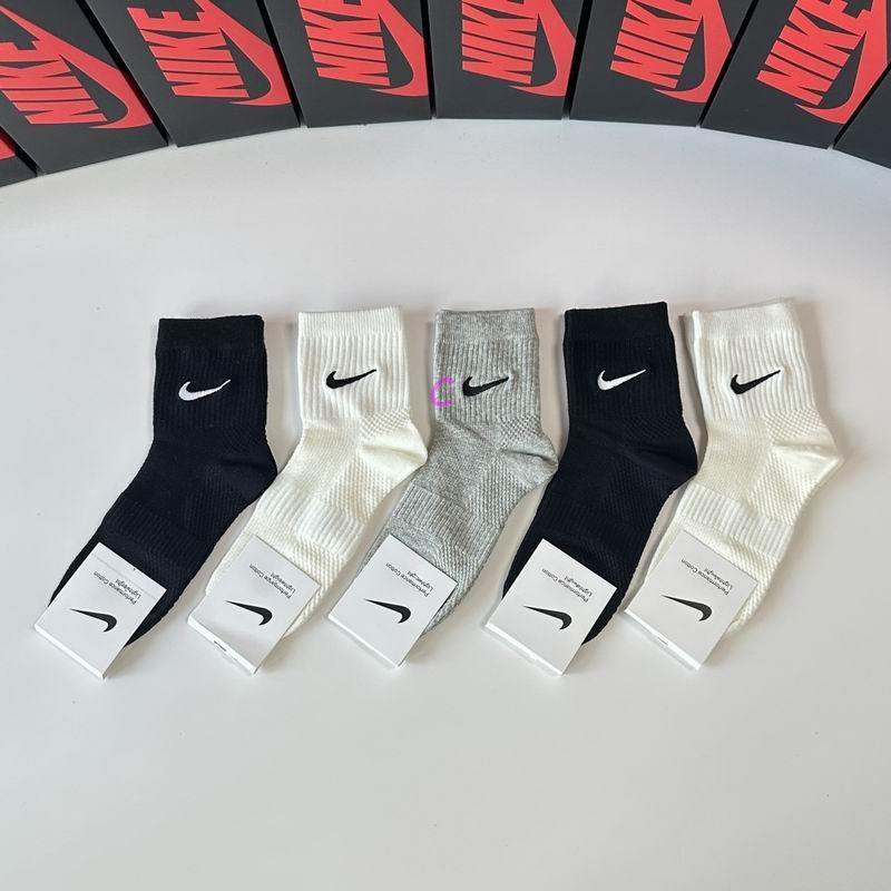Nike Socks (100)