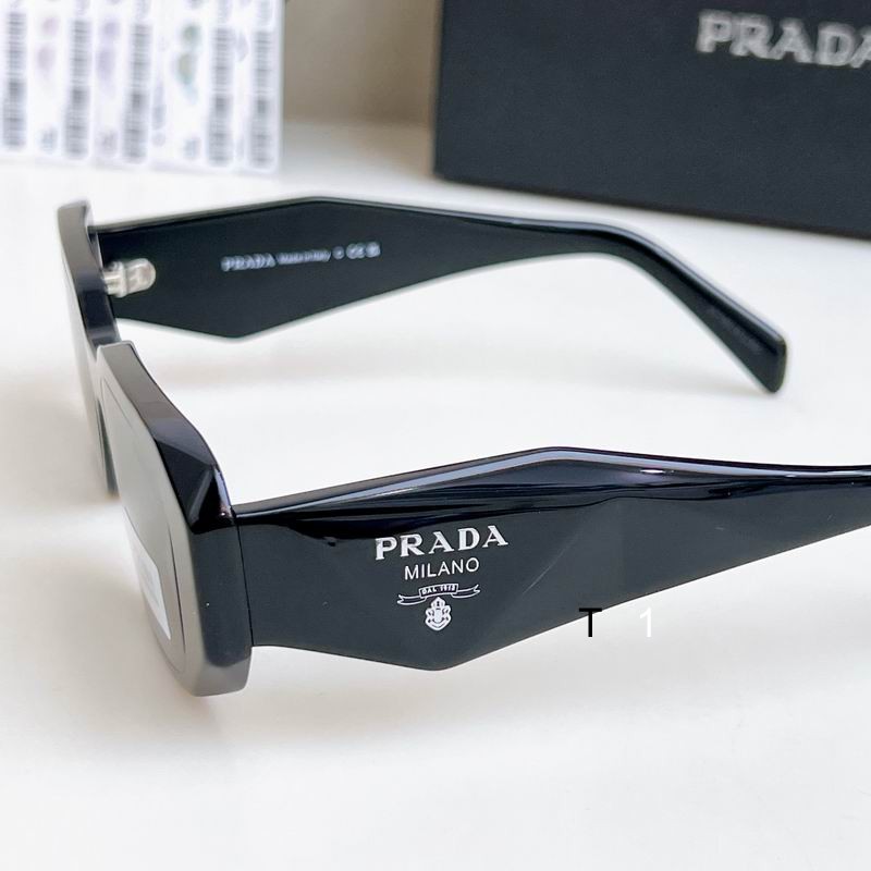 Prada 082501 a08