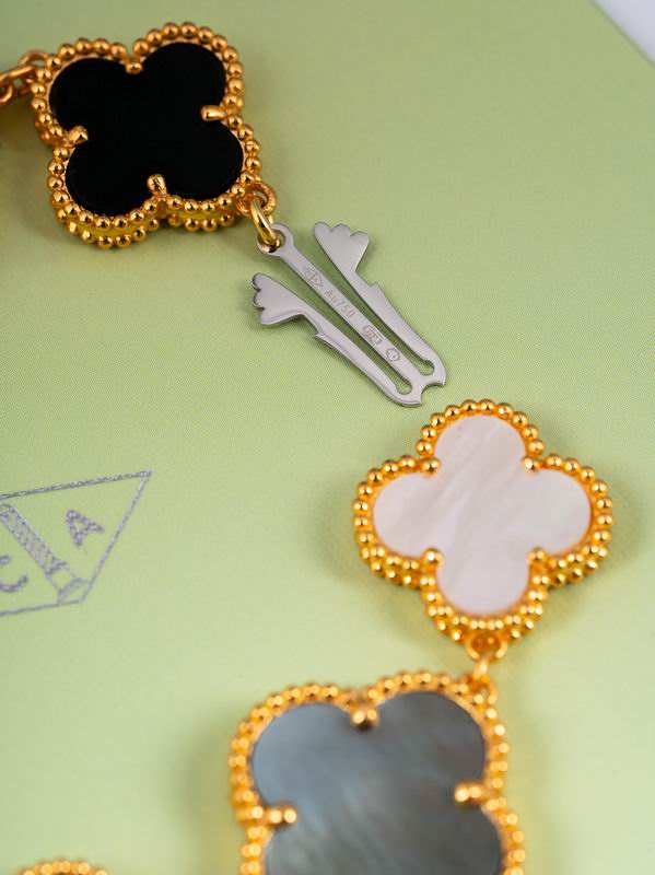 Van Cleef & Arpels 27mm 05 (62)