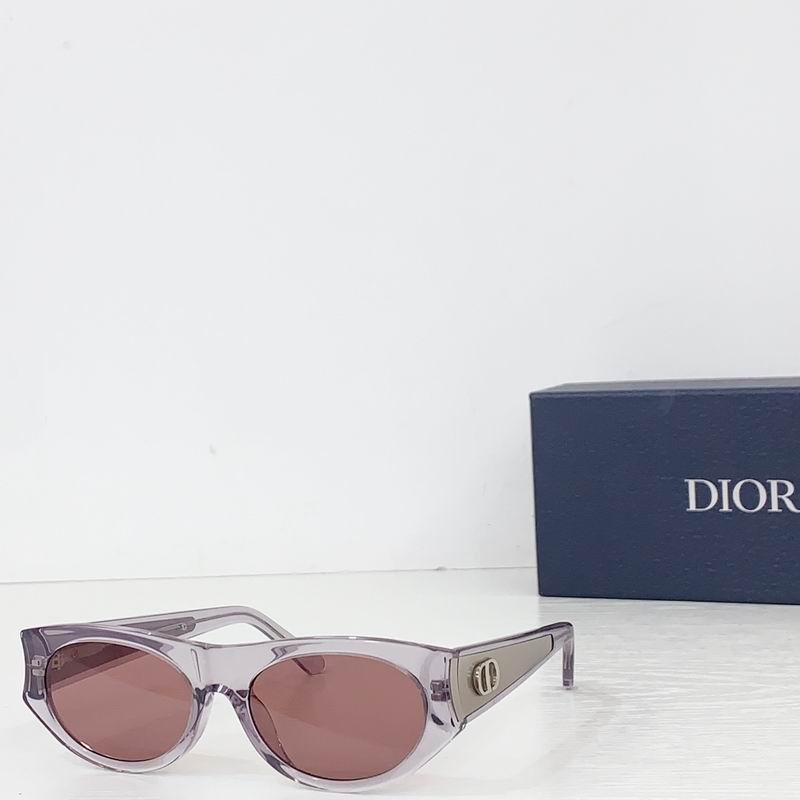 Dior Glow 56 18-140 B04