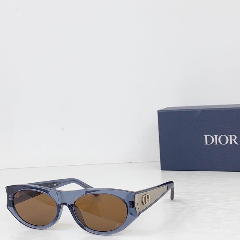 Dior Glow 56 18-140 B02