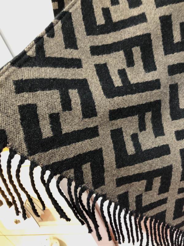 Fendi cloak 145X150cm 51%羊毛49%羊绒 E24 (2)