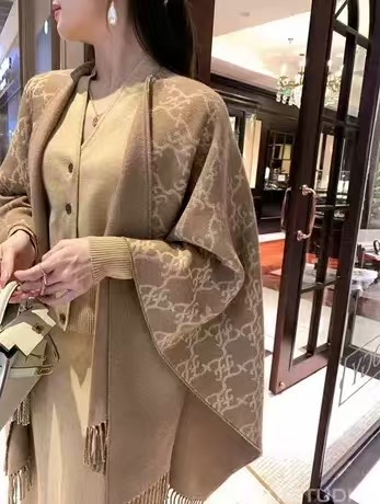 Fendi cloak E57 (1)