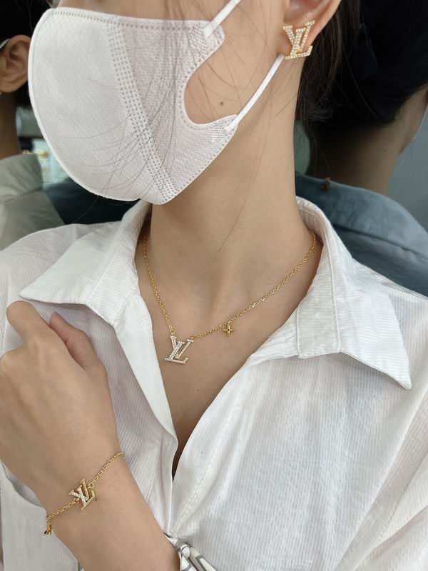 LV Bracelet 08yxq21 (2)