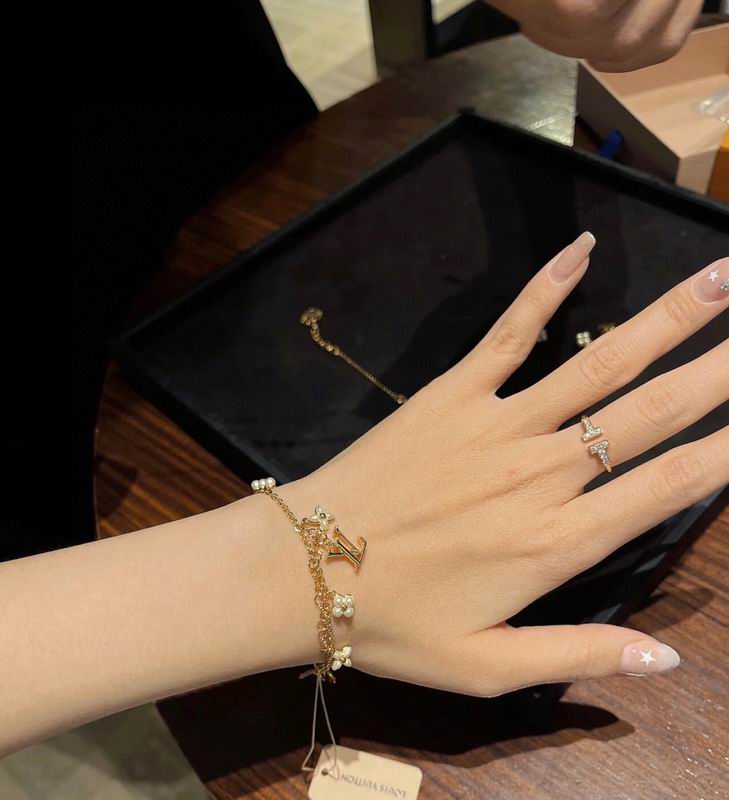 LV Bracelet 09yxq04 (9)