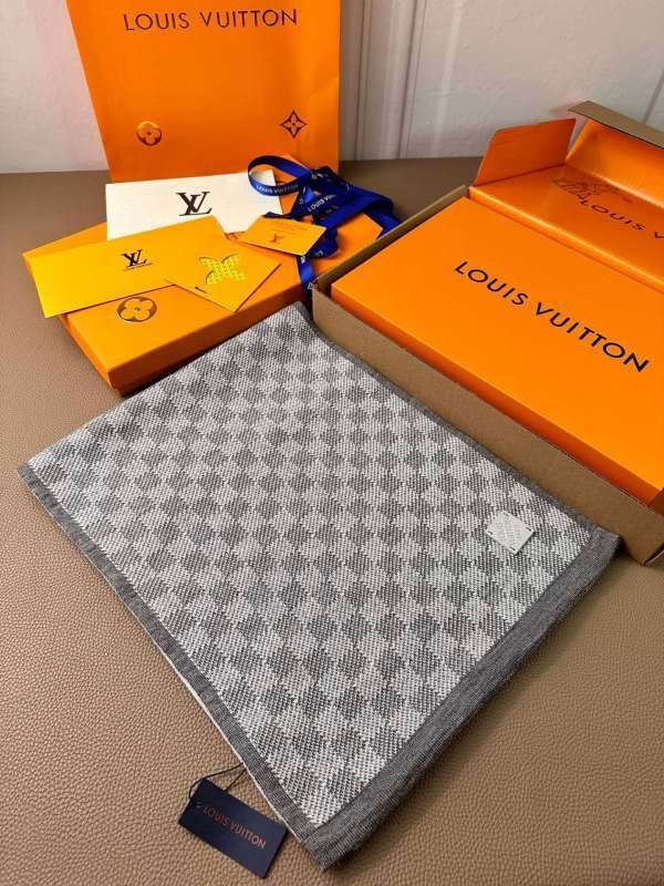 LV scarf hm (24)
