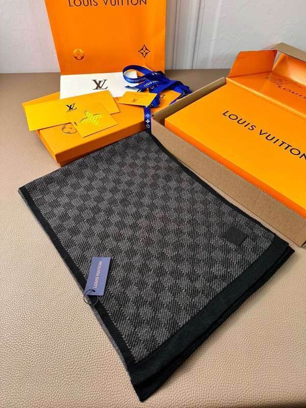LV scarf hm (27)