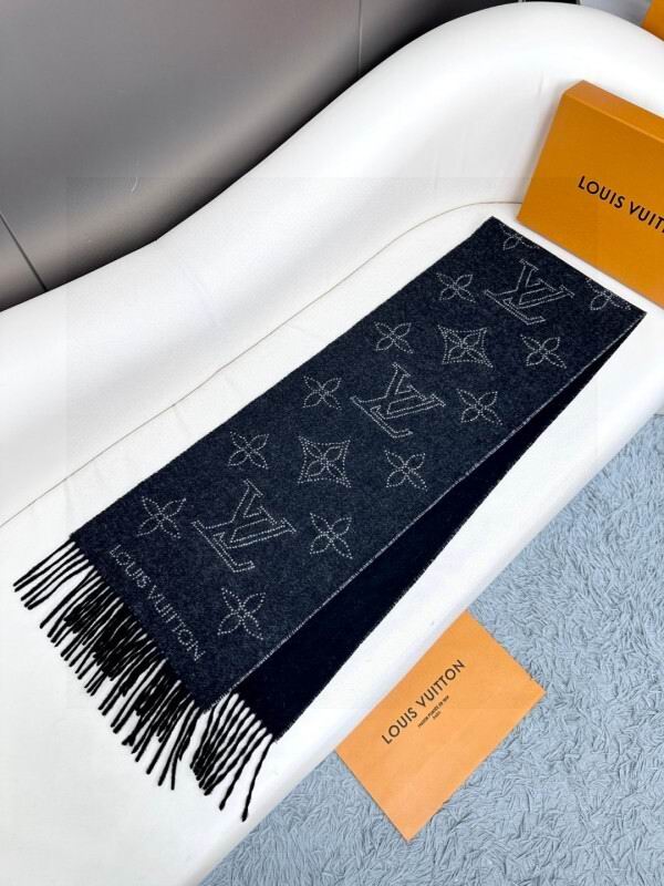 LV scarf hm (380)