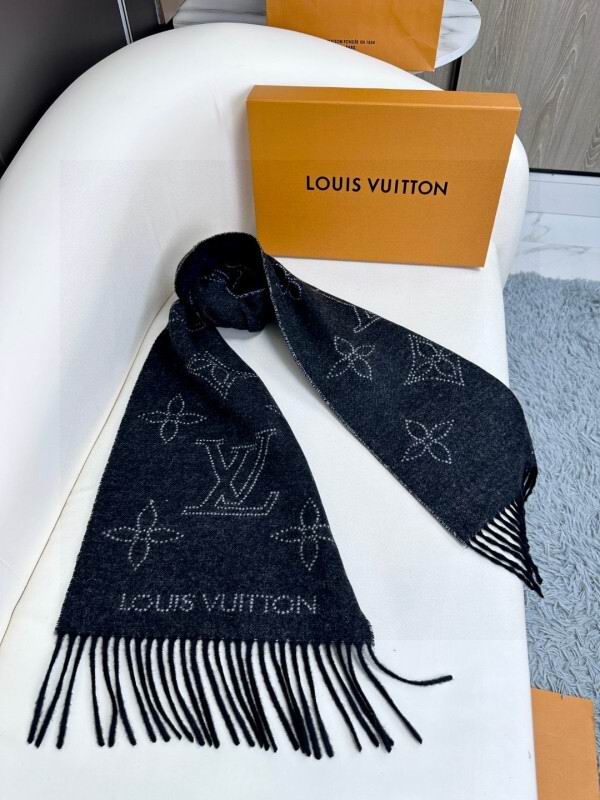 LV scarf hm (381)