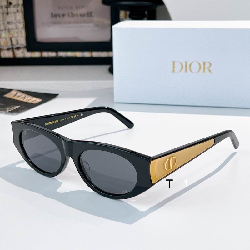 Dior Glow 56 18-140 a01