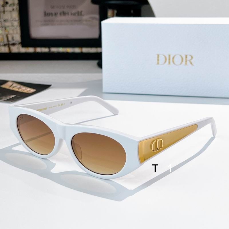 Dior Glow 56 18-140 a02
