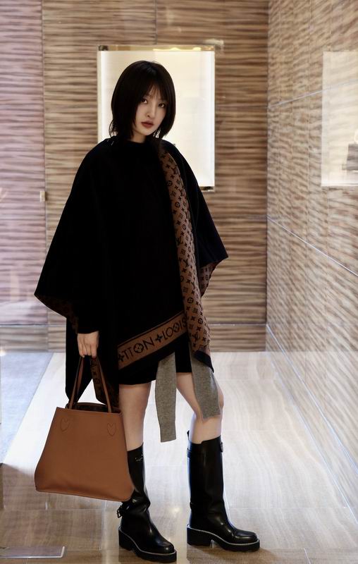 LV cloak E08 (3)