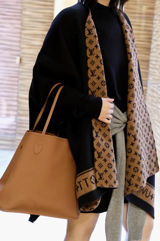 LV cloak E08 (4)