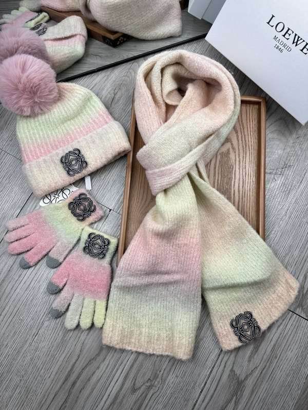 Loewe Scarf Hat Gloves hm (1)