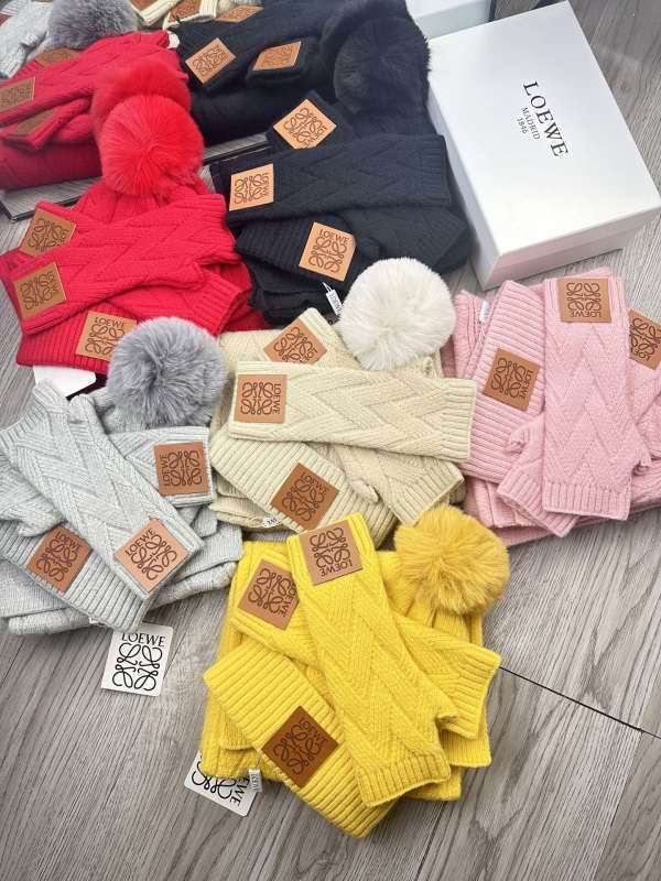 Loewe Scarf Hat Gloves hm (20)