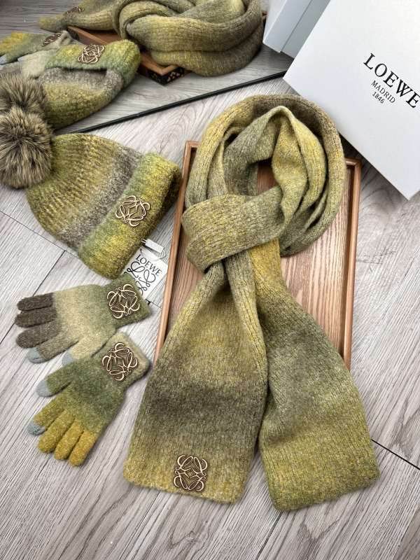 Loewe Scarf Hat Gloves hm (3)