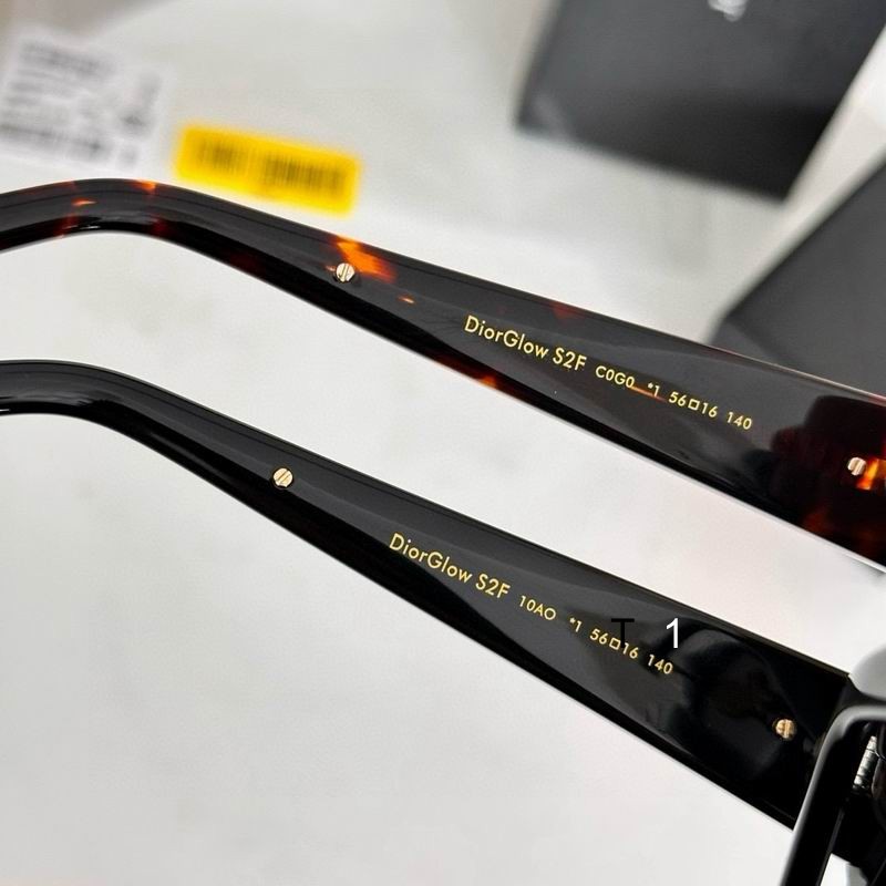 Dior GlowS2F 56 16-140 e07