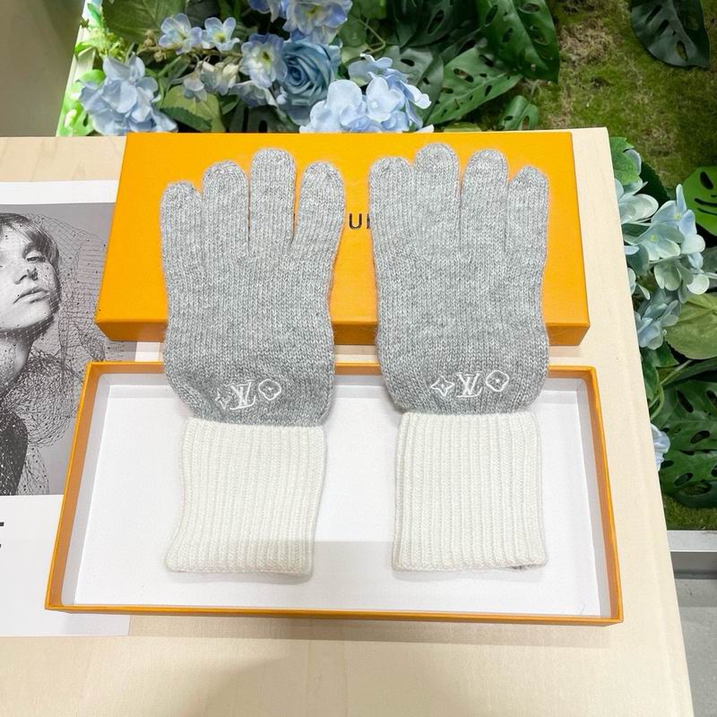 LV gloves 42 (17)