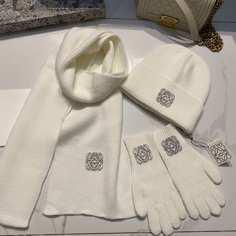 Loewe Scarf Hat Gloves (10)