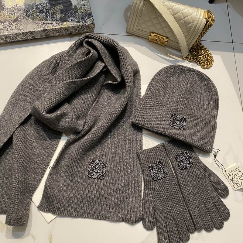 Loewe Scarf Hat Gloves (12)