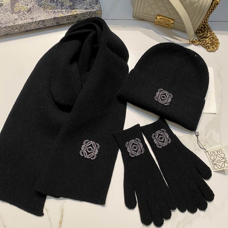 Loewe Scarf Hat Gloves (15)