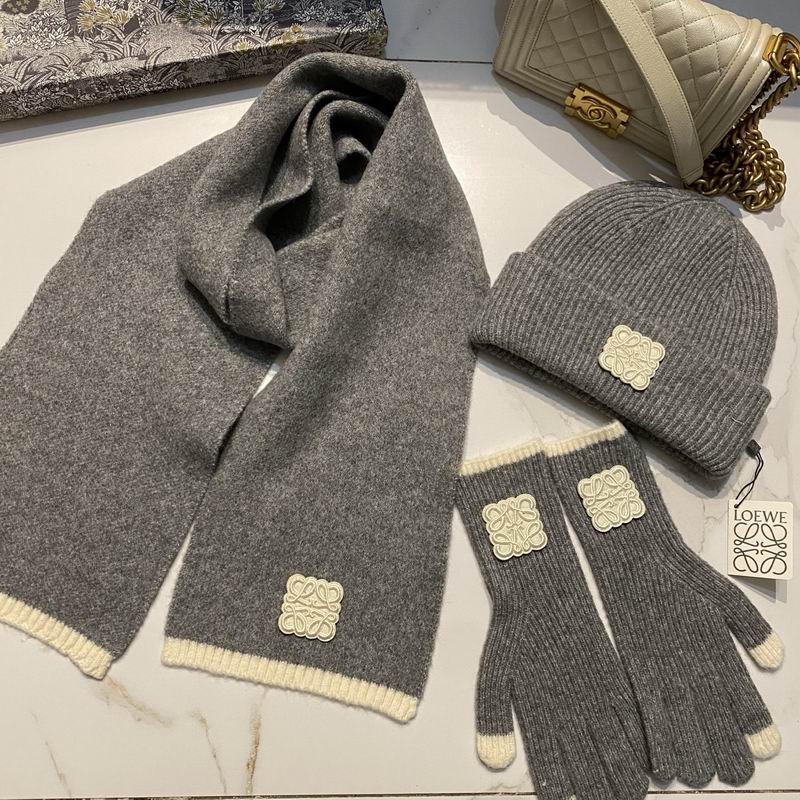 Loewe Scarf Hat Gloves (5)