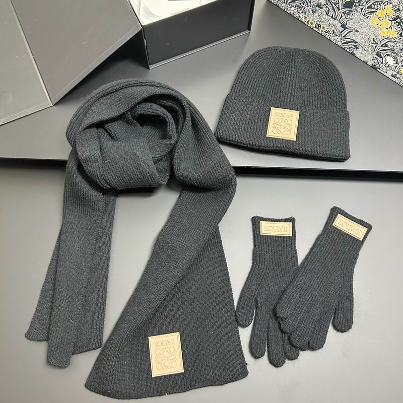 Loewe scarf hat gloves dx (1)