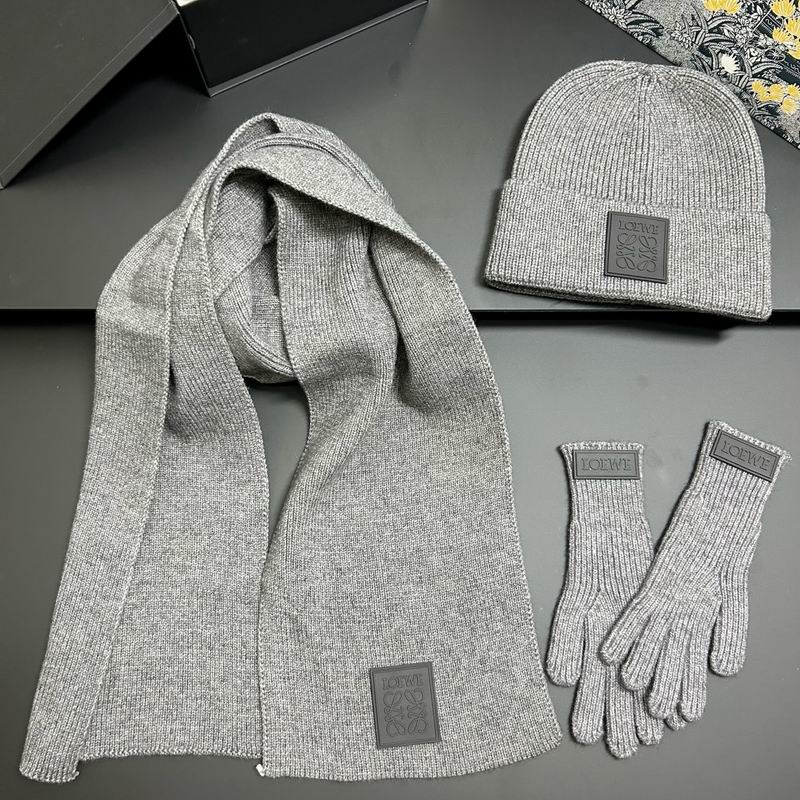 Loewe scarf hat gloves dx (2)